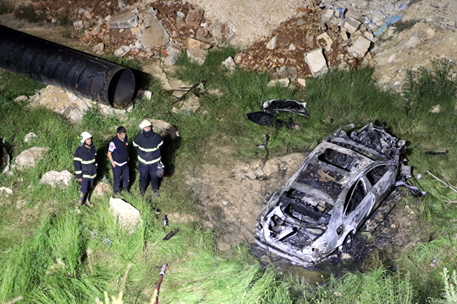 Otomobil alev topuna döndü: Bir kişi yanarak can verdi