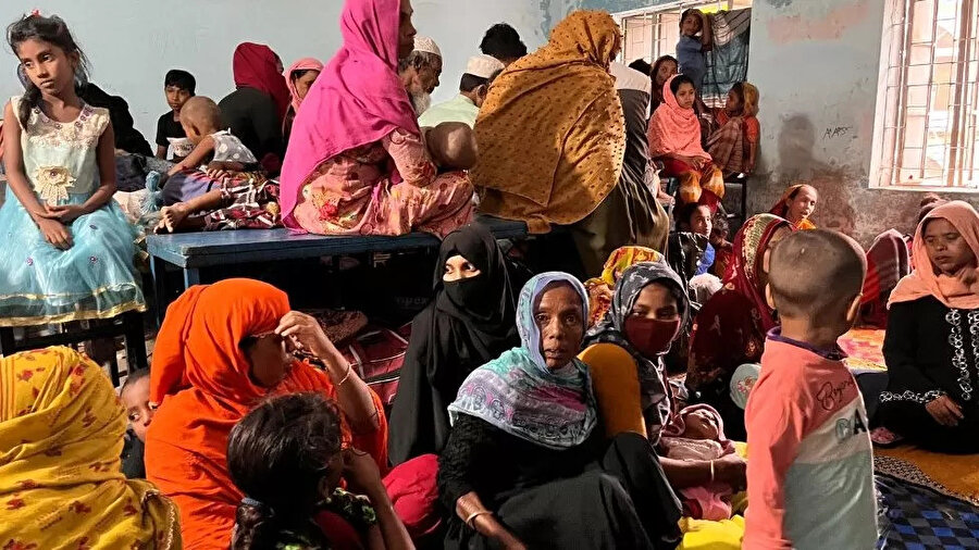 Kasırga sonrasında açık alanda kalan Arakanlı Müslümanlar, yiyecek, ilaç gibi acil ihtiyaçları bulmakta zorlandı.