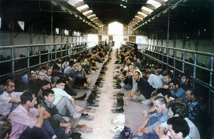 Çocuklar, kadınlar, yaşlılar ve her yaştan erkekten bir araya getirilen 30 bin sivil; dövüldükleri, istismara ve tecavüze uğradıkları, aşağılandıkları, aç bırakıldıkları ve sonunda öldürüldükleri Omarska, Keraterm, Kozarac, Trnopolje ve Manjaca'daki toplama kamplarında esir tutuldu.