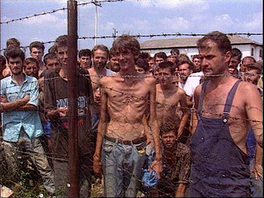 Sırp olmayan siviller "kurdele metoduyla" tespit edilirken, tespit edilenler esir kamplarına götürüldü ve buralarda katliamlara, işkencelere ve tecavüzlere maruz kaldı.