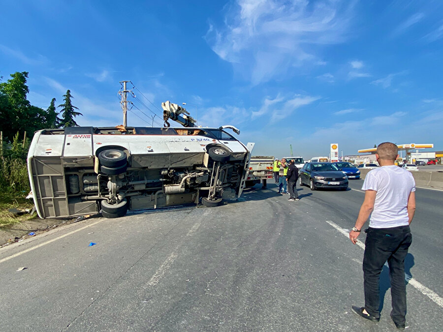 Kocaeli'de servis aracı tıra çarparak devrildi: 13 işçi yaralandı
