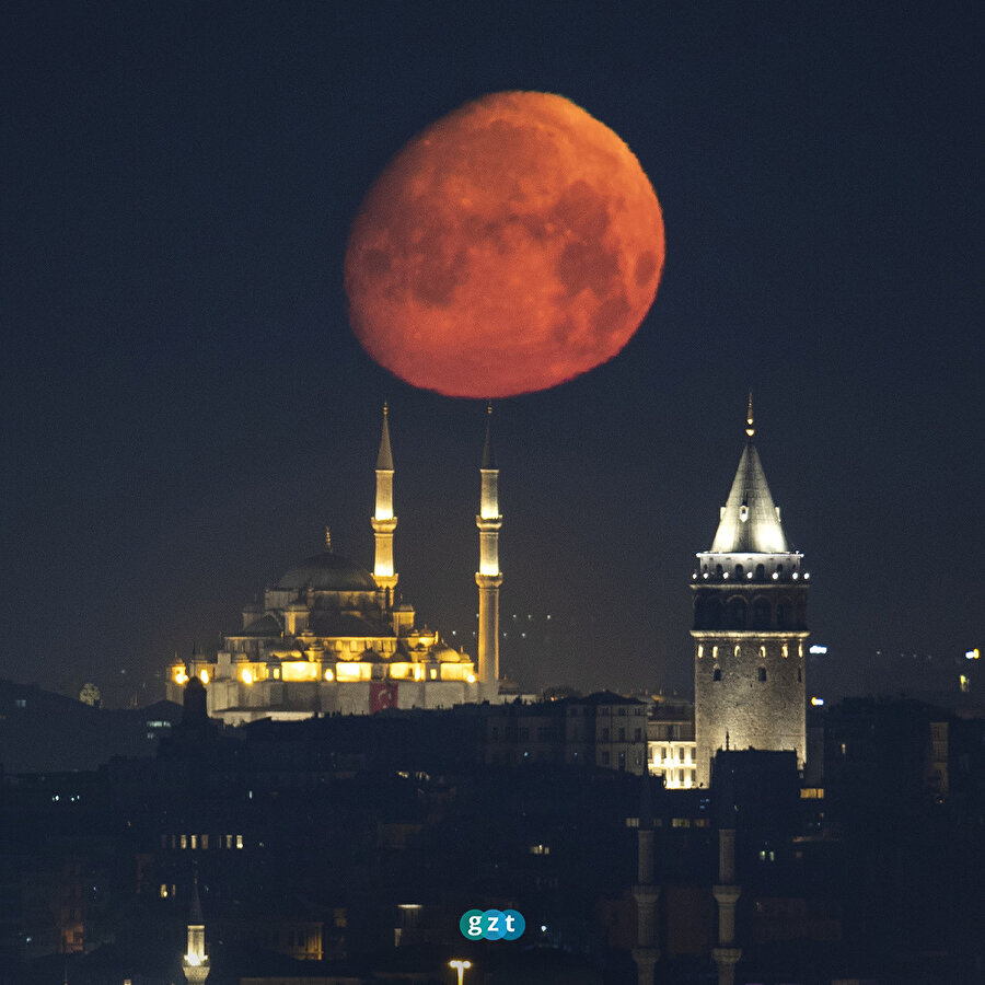 Galata Kulesi, Fatih Camisi ve Ay güzel görüntüler oluşturdu