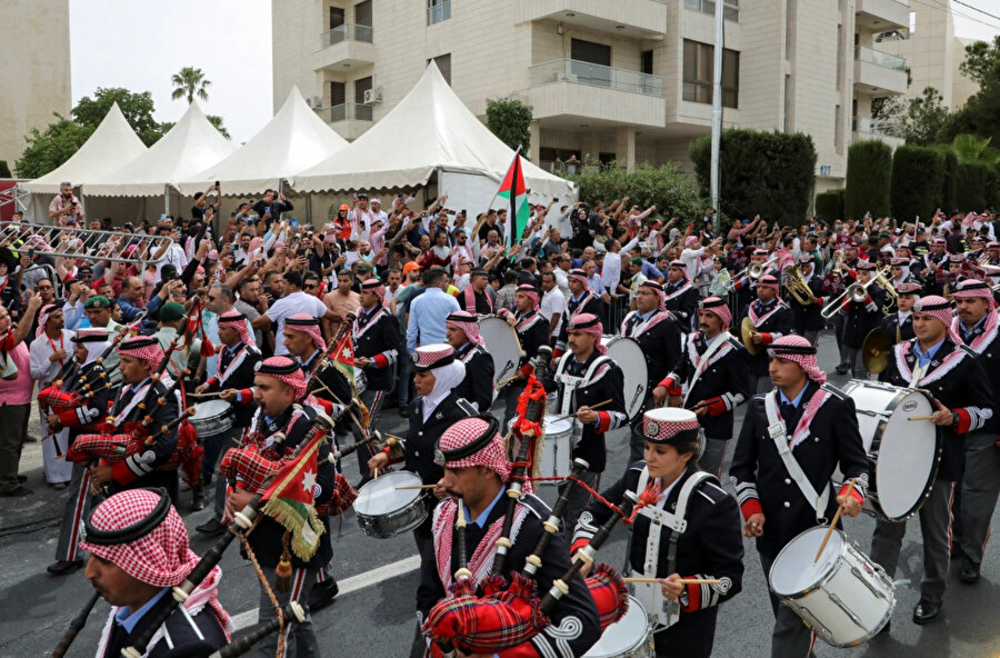 Amman'daki kraliyet düğünü kutlamaları sırasında bir bando geçit töreni yapıyor.