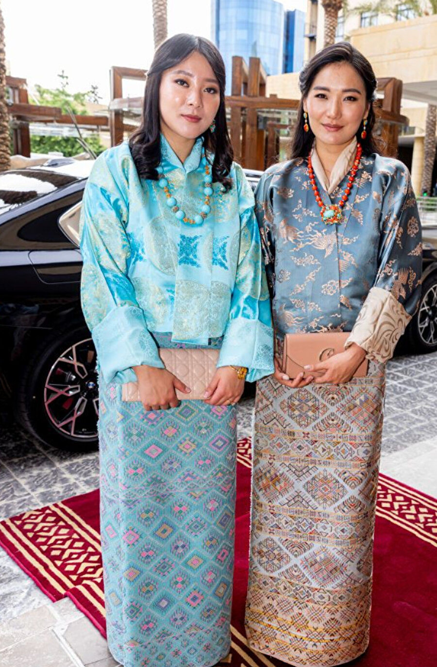 Bhutan Kraliçesi Jetsun Pema (sağda) ve baldızı Prenses Eeuphelma (solda) düğün için Amman'a gitti.