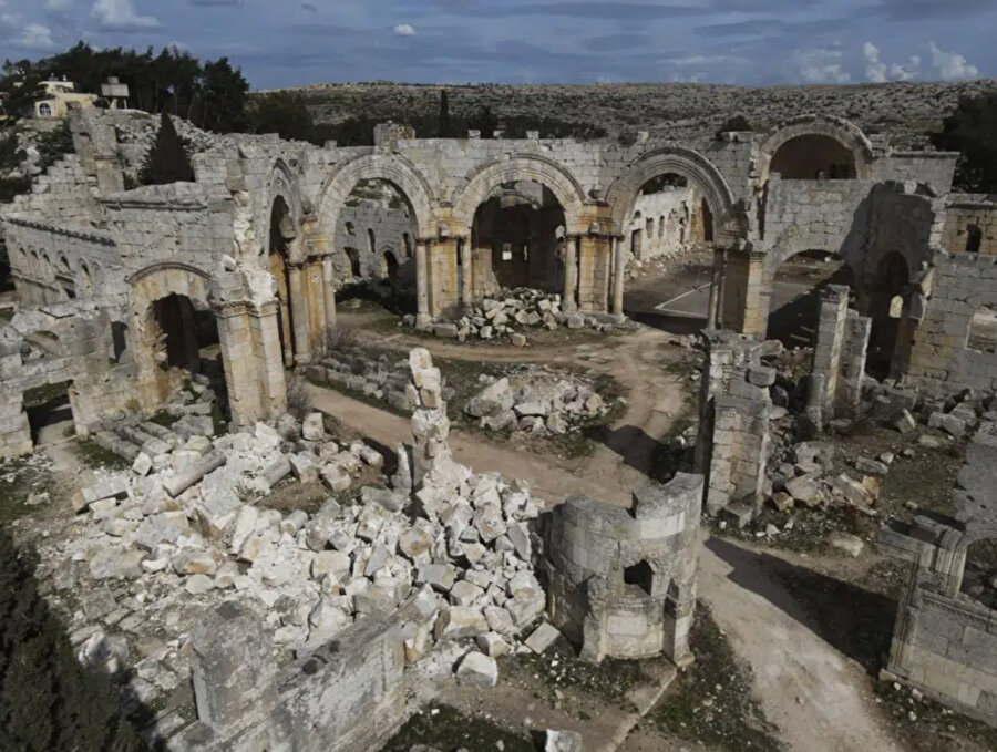 Suriye genelindeki diğer arkeolojik alanlar, hem hükümetin hem de muhalefetin elindeki alanlarda benzer sorunlarla karşı karşıya.
