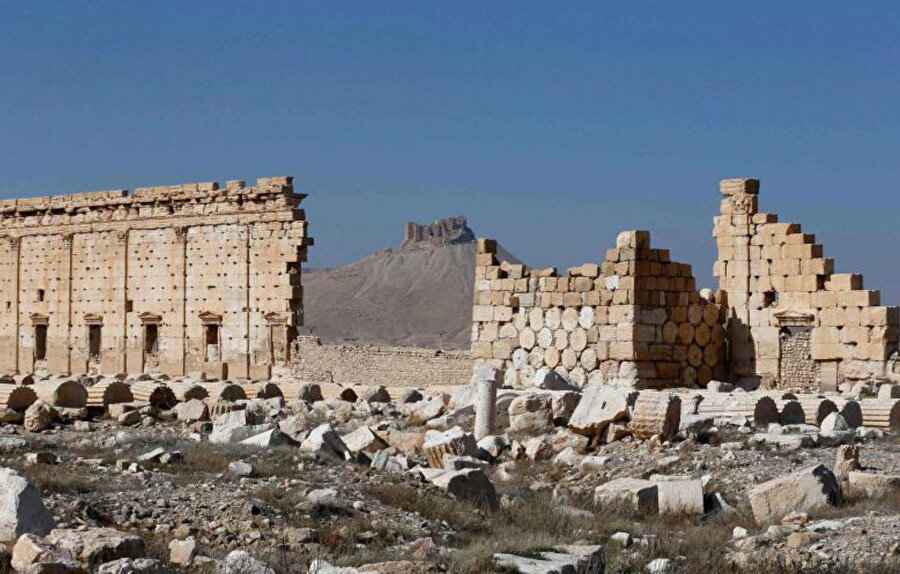 Suriye'nin merkezi Humus ilindeki Roma döneminden kalma antik Palmira kentindeki hasar görmüş Bel Tapınağı'nın kısmi bir görünümü.