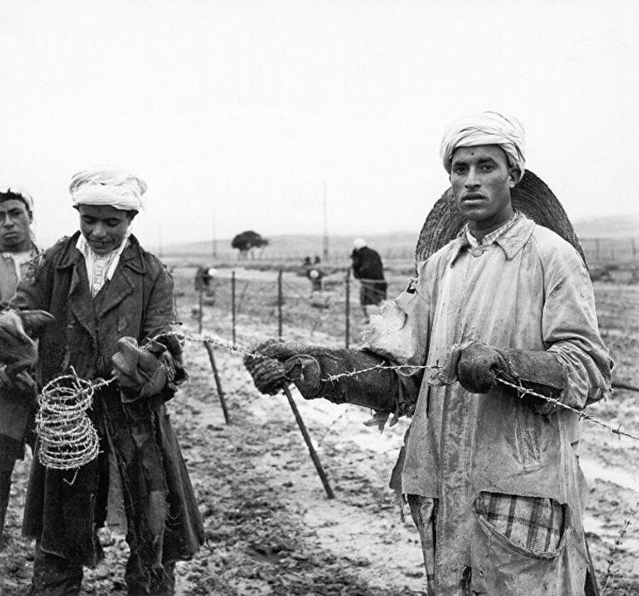 Fransız sömürge yetkilileri, Cezayirli devrimcilerin ve silahların Tunus ve Fas'tan girmesini önlemek için, Cezayir'in doğu ve batı sınırı boyunca dikenli tel örgüler dikmiş ve kara mayınları döşemişti. Üstelik bu işlemleri Cezayirli halka yaptırmıştı.