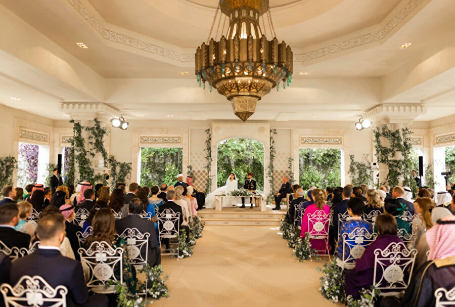 Özel bir davet programı oluşturulan düğün için birçok devlet adamı da törende yer aldı.