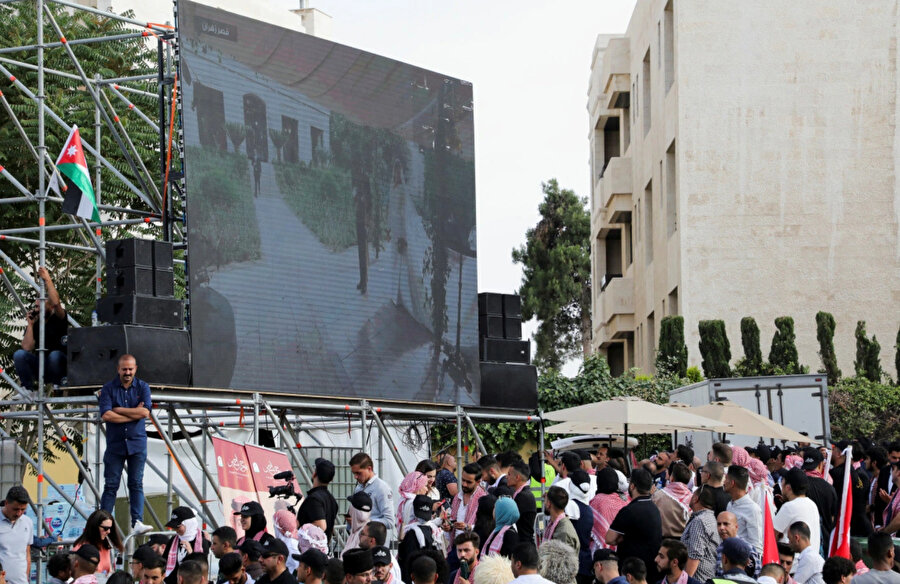Kalabalığın düğünü canlı izlemesi için ülke çapında dev ekranlar kuruldu.