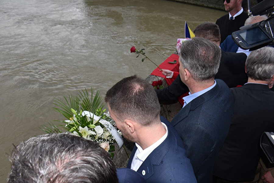 Hayatını kaybeden 3 bin kişinin anısına Drina Nehri'ne sembolik olarak 3 bin gül atıldı, dualar edildi.