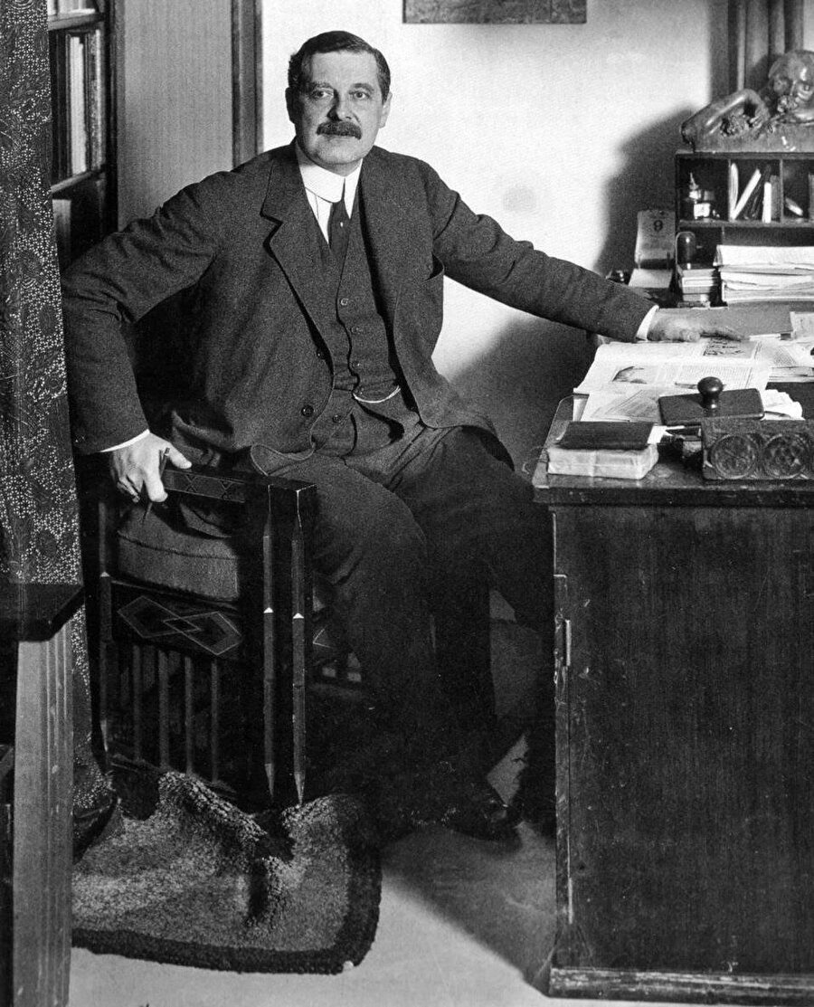 Peter Behrens, 1913’te Berlin’deki ofisinde. Fotoğraf: Waldemar Titzenthaler. 