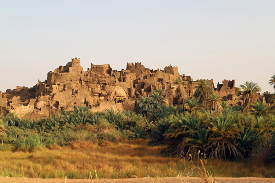 Nijer'in kuzeydoğusundaki Niamey'den 1.300 km'den (800 mil) uzakta bulunan Djado kalesi.