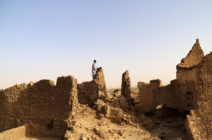 Djado belediye başkan yardımcısı Sidi Abba, kalenin tepesinde duruyor.
