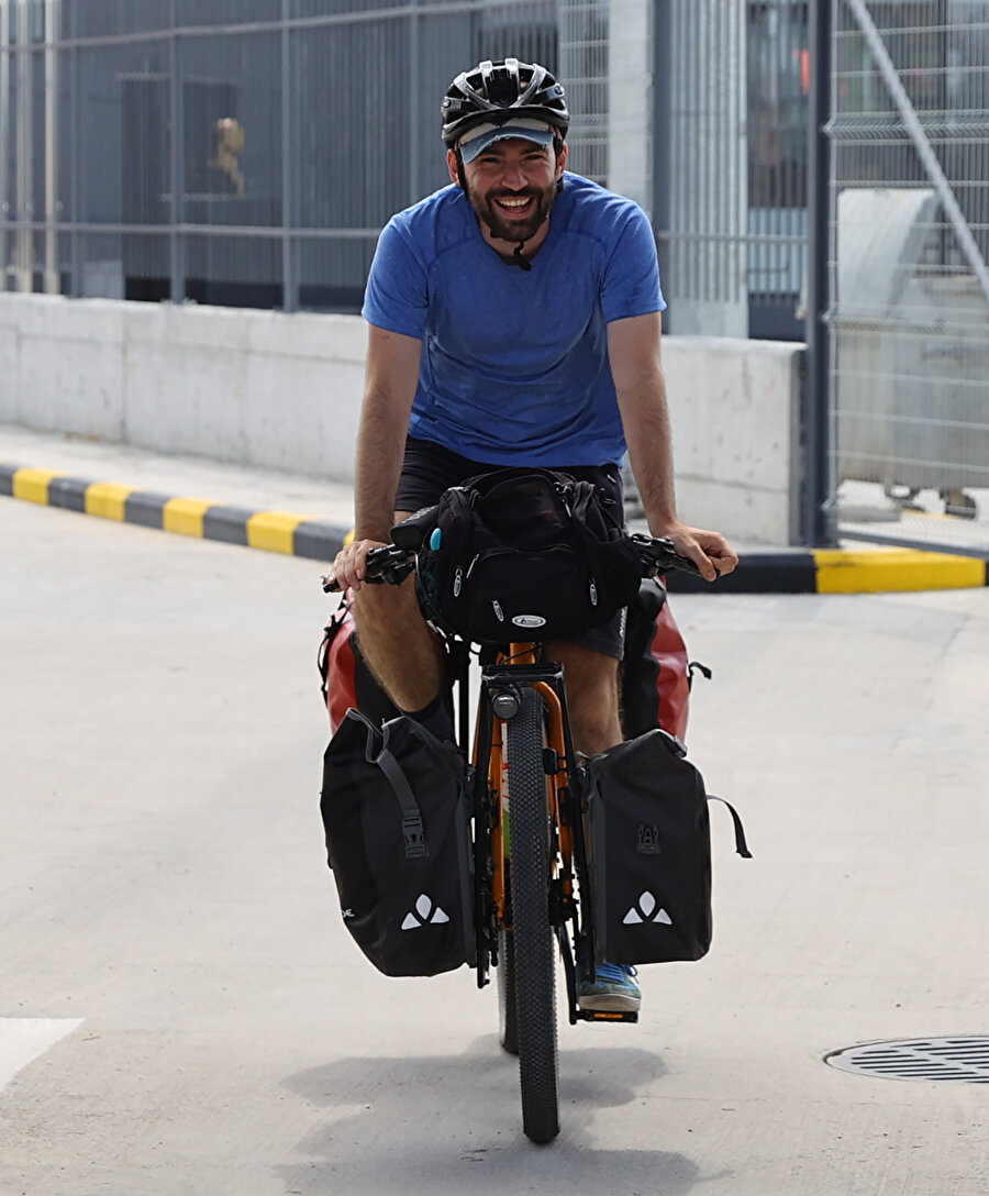 Almanya'dan memleketi Edirne'ye bisikletle gelerek çocukluk hayalini gerçekleştirdi