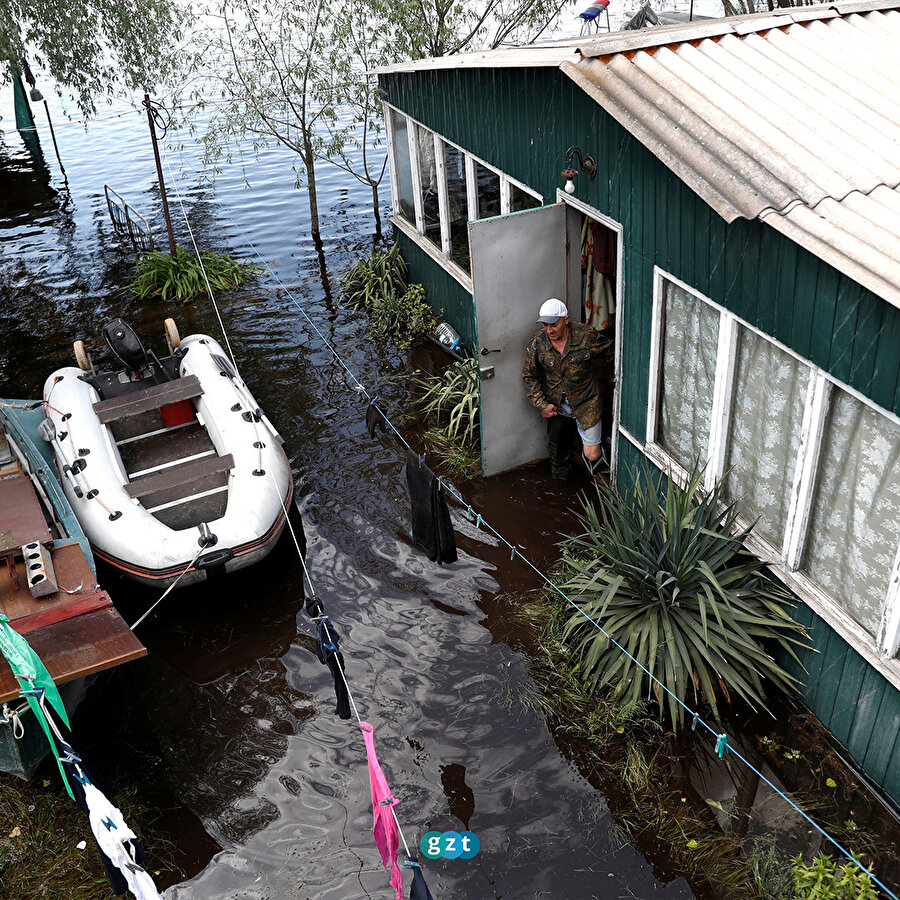 Ukrayna'da yerleşim yerleri sular altında kalmaya başladı