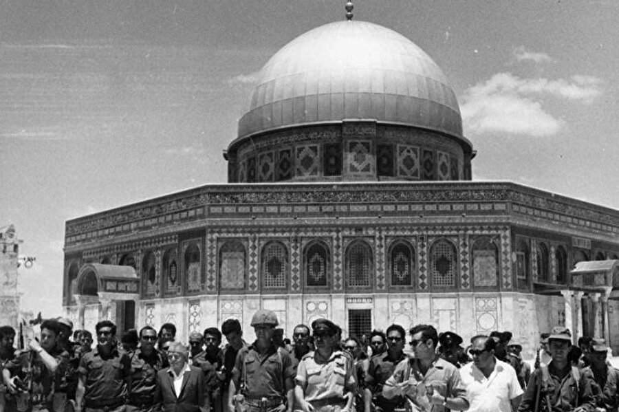 İsrail askerleri, 7 Haziran 1967'de Doğu Kudüs'ü ele geçirmiş ve Mescid-i Aksâ'ya girmişti.