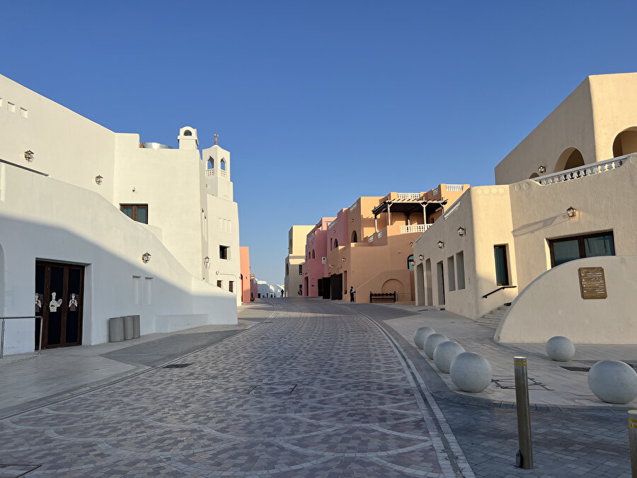 Limanın tasarımı, kullanılan malzemelerden yapıların üslubuna kadar her açıdan Katar’ın tarihini ve kültürünü yansıtıyor.