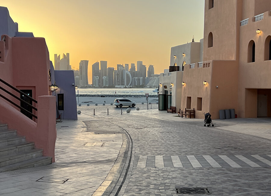 Limandan bölgeye ulaşan turistler, Katar Turizm İdaresi tarafından sağlanan turist bilgilendirme hizmetleri kapsamında gümrüksüz çarşı, kafe ve park alanlarından istifade edebiliyor; semtleri tanımak için şehrin otobüsleriyle tura çıkabiliyor.