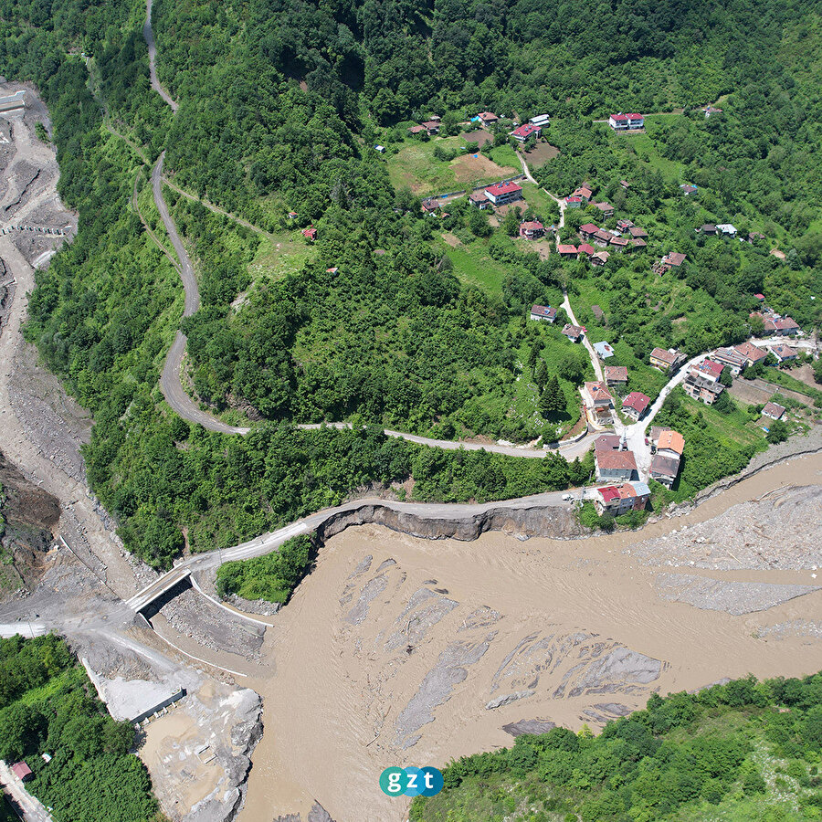 Bozkurt'ta heyelan nedeniyle 11 köyün bağlantı yolu çöktü