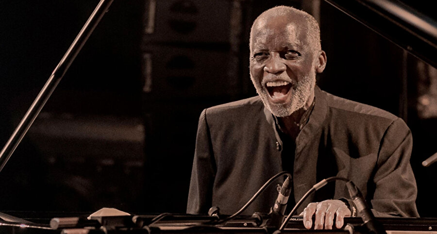 Karşınızda Ahmad Jamal! Dünyanın gelmiş geçmiş en önemli caz ustalarından biri. Bebopdan bugüne, modern cazın doğuşunda büyük katkıları olan Jamal’i geçtiğimiz ay kaybettik. Uzun zamandır mücadele ettiği bir hastalık sonrasında bu dünyaya gözlerini yumdu.