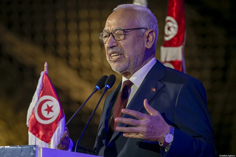 Gannuşi'nin liderliğini yaptıpı Nahda Partisi, Said tarafından feshedilmeden ve hükümeti devirmeden önce, Tunus Meclisi'ndeki en büyük partiydi; Gannuşi de meclis başkanı olarak görev yapıyordu. 