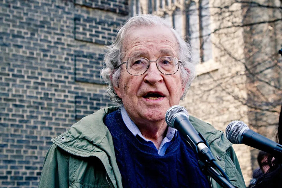 Aralarında dünyaca ünlü dilbilimci ve düşünür Noam Chomsky'nin de bulunduğu 150 Batılı akademisyen, geçtiğimiz aylarda Tunuslu yetkililere, Nahda Hareketi lideri Raşid el-Gannuşi ve ülkedeki tüm siyasî tutukluları serbest bırakma çağrısında bulunmuştu.