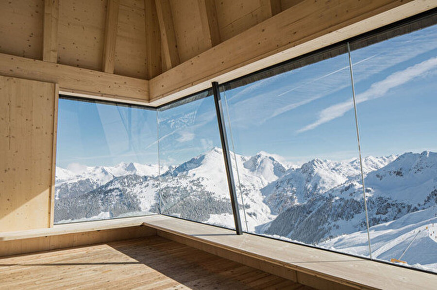 Bant pencere Alpler’in beyaz dağlarına bakıyor. 