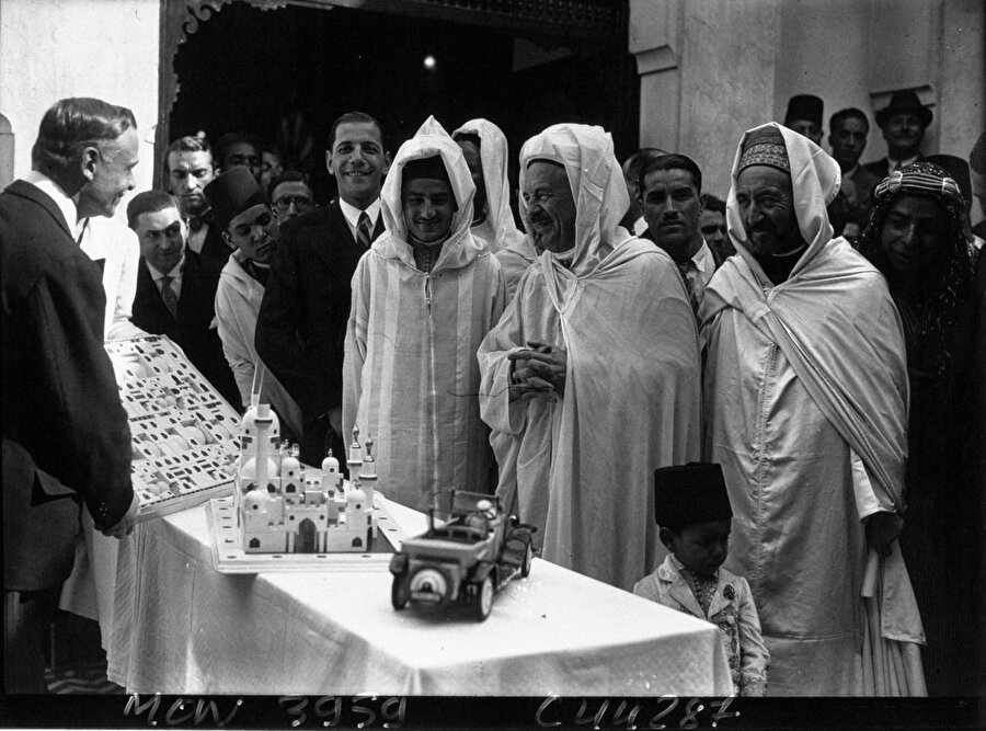 Fas Kralı V. Muhammed (ortada, sivri külahlı) ve Kaddûr Bengabrit, 1932.