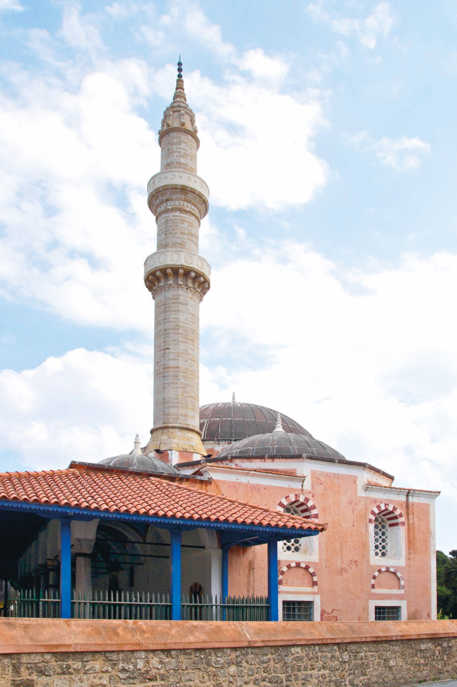 1522 tarihli Rodos'un fethinde yapılmış ilk cami, Süleyman Camisi.