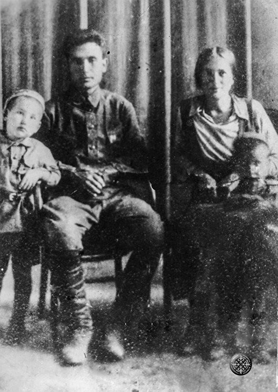 Aytmatov ailesinin 1930'ların başında çekilmiş fotoğrafı. Soldan sağa: Cengiz Aytmatov, babası Törekul, annesi Nagima ve küçük erkek kardeşi Ilgız.