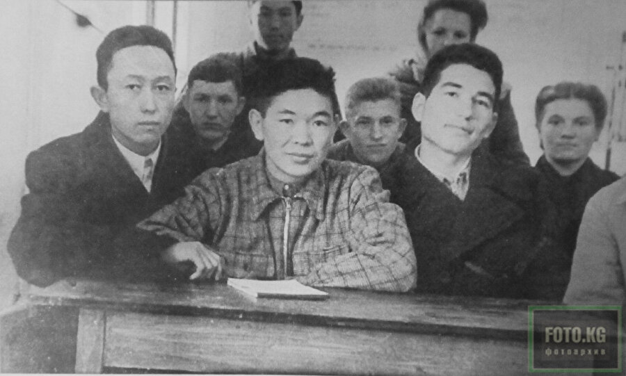 Ziraat Enstitüsü'nün sıralarında arkadaşlarıyla oturan genç Aytmatov, 1952.