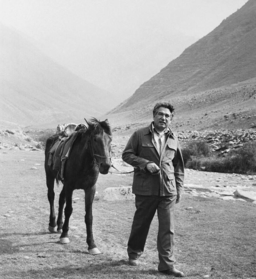 Cengiz Aytmatov, Kırgızistan'daki memleketi Şeker köyü yakınlarında, 1982.