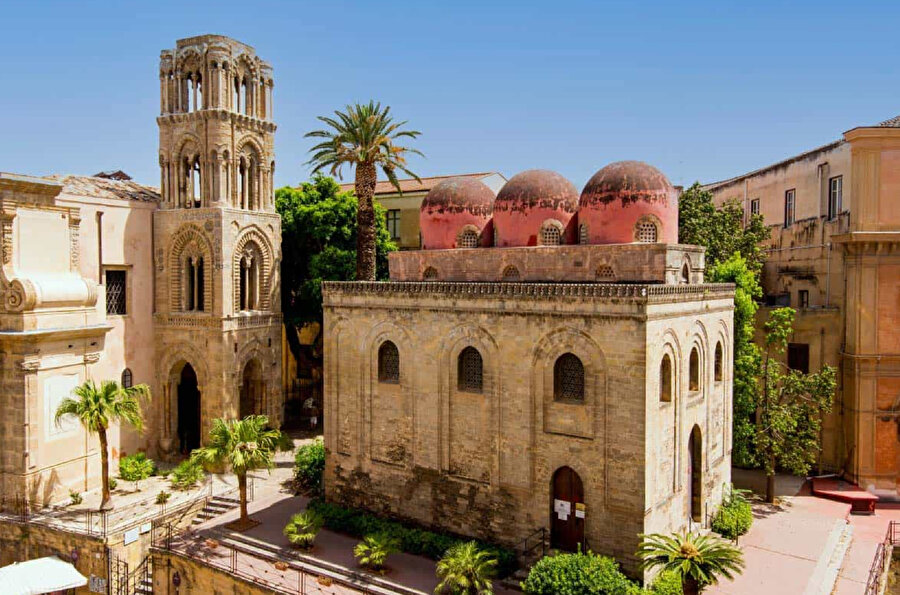 Palermo'nun merkezindeki Piazza Bellini'de bulunan San Cataldo Kilisesi, Sicilya'da gelişen Arap-Norman mimarisinin bir örneği olarak 12.yüzyılda yılında inşa edildi.