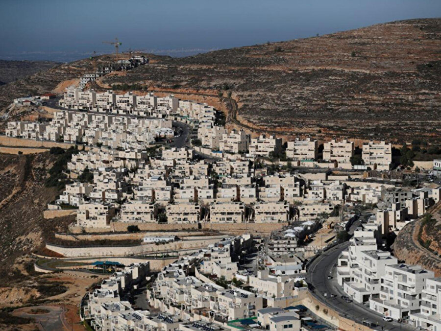 BM İnsan Hakları Komitesi'nin bir raporuna göre, 2012'de 520.000 olan Batı Şeria ve Doğu Kudüs'teki 279 yerleşim yerinde 700.000'in biraz altında yerleşimci yaşıyor.