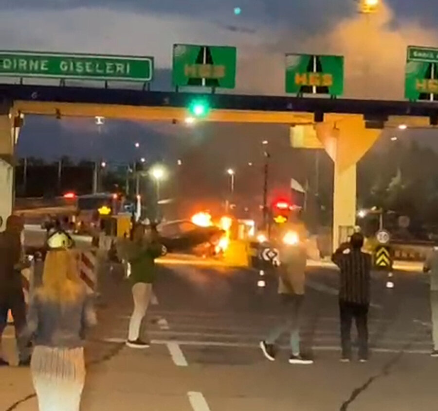 Alkollü sürücünün kontrolünden çıkan otomobil gişelere çarparak alev aldı
