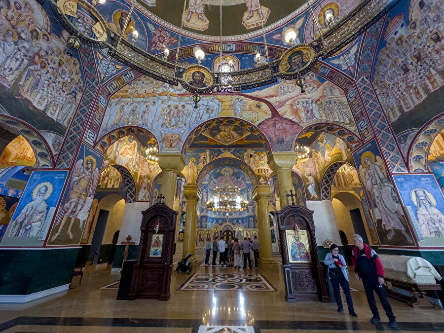 Bar şehrindeki ana din, Ortodoks Hristiyanlığıdır. Ancak şehirde hem Doğu Ortodoks hem de Katolik geleneğine ait kiliseler olduğu gibi, Osmanlılar tarafından inşa edilmiş camiler de bulunmaktadır.