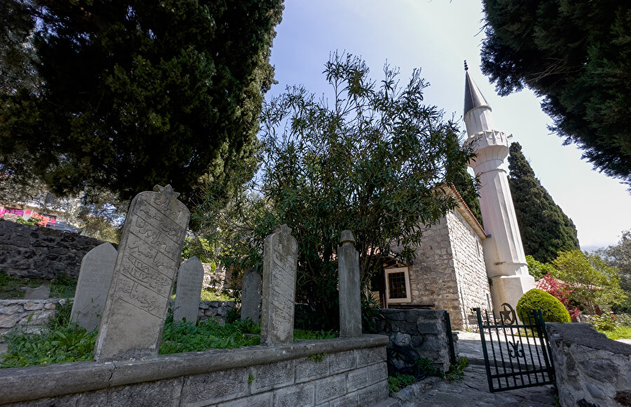 Ömer Paşa Camii, Osmanlı mezar taşlarına ve Kadı Hasan Türbesi'ne de komşuluk ediyor.