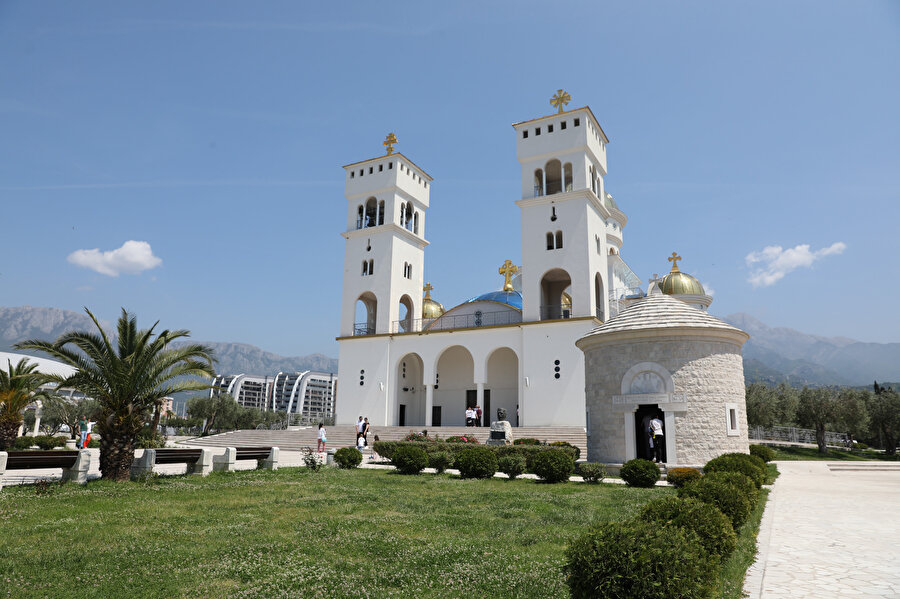 160 yıllık Aziz Nikolaos Kilisesi ise, Selimiye Camii'nden sadece 300 metre uzaklıkta bulunuyor.