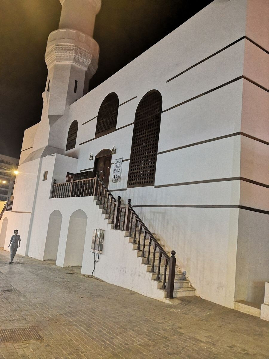 Camiye batı yönünden gelenler, cadde seviyesinden çok daha yüksekte bulunan camiye merdivenle çıkmak zorunda.