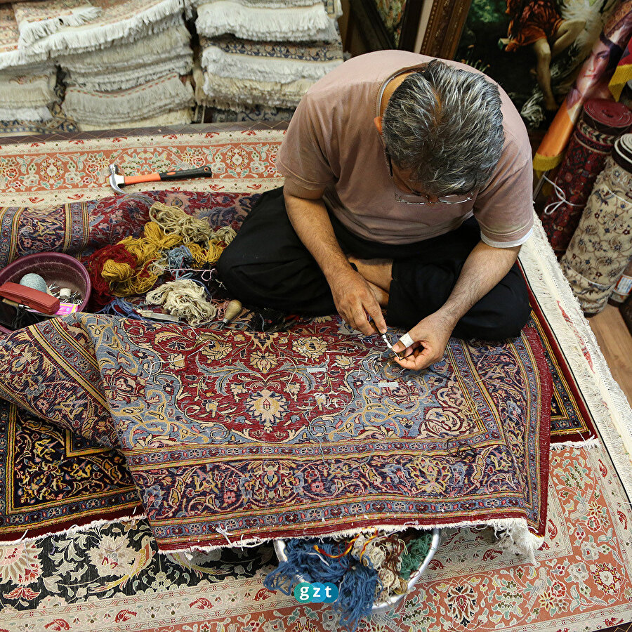 İranlı halı tamircileri yıpranmış halıları yeniden hayata döndürüyor