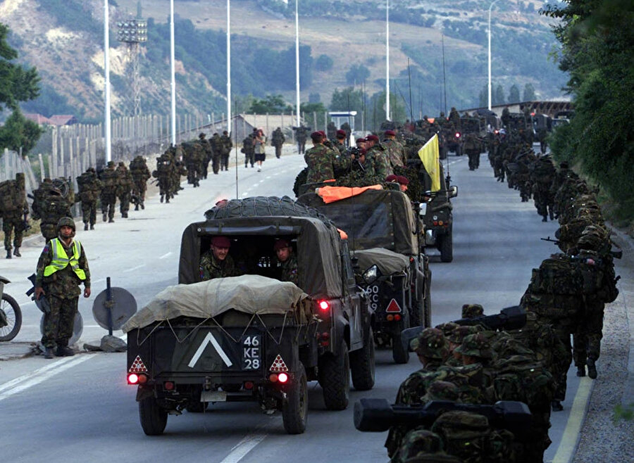 Kuzey Makedonya'dan Kosova'ya giren barışı koruma birlikleri, 12 Haziran 1999.