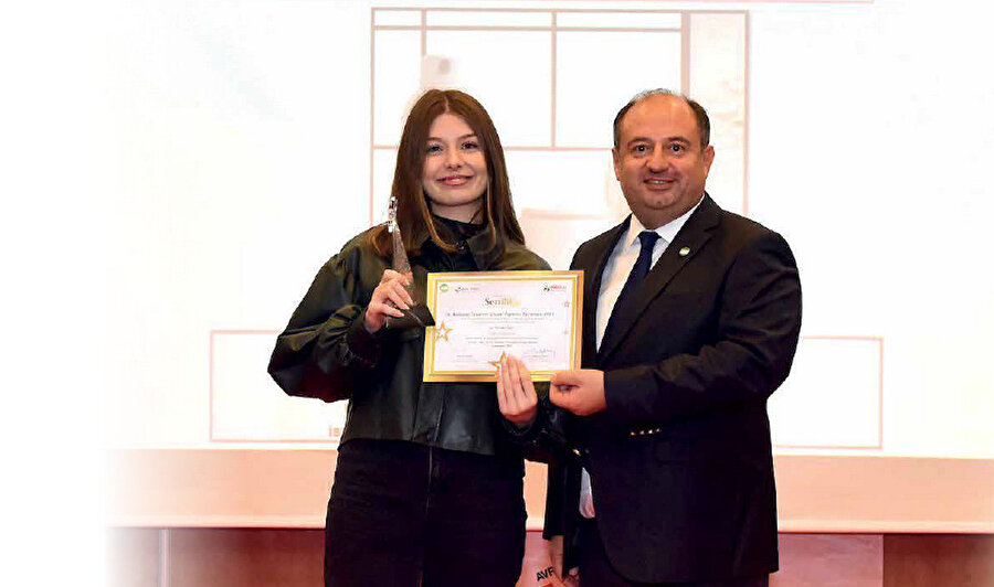 Zeynep Özel, iki ödüle birden layık görüldü.