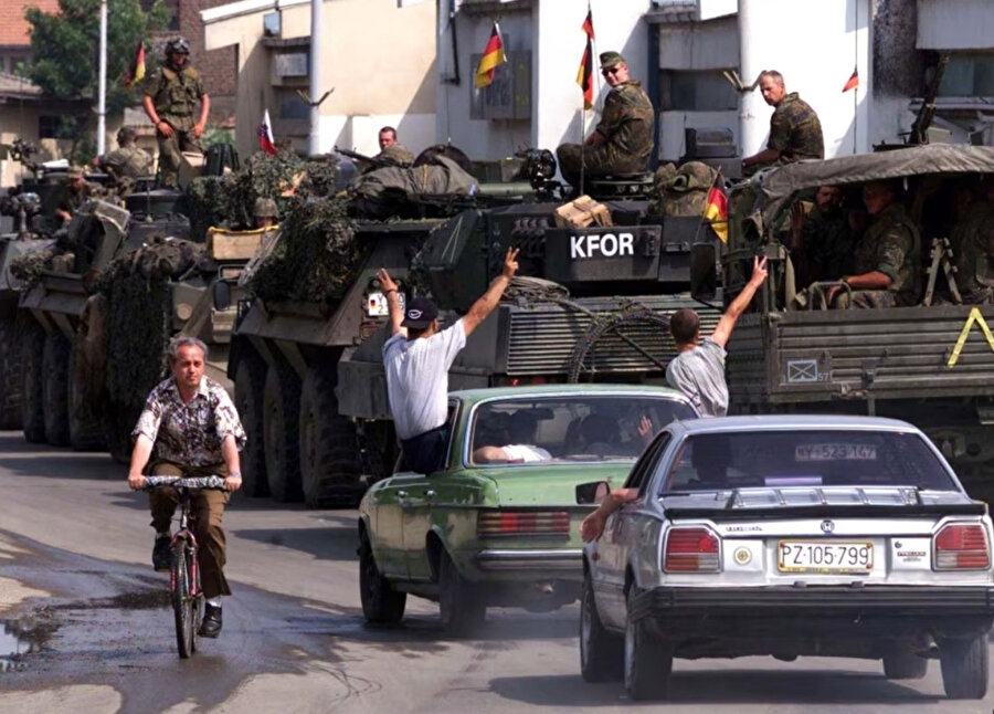 Prizren'deki vatandaşlar, 14 Haziran 1999'da Prizren'de Alman birliklerini selamlıyor.