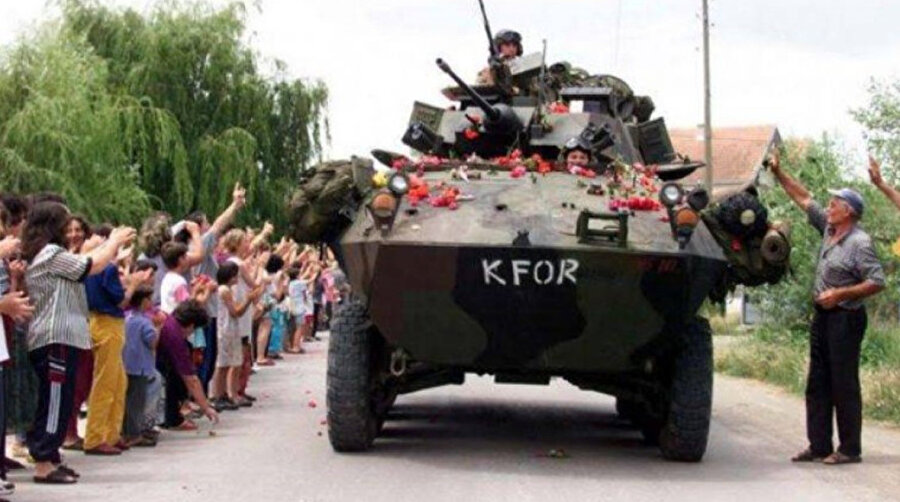 Kosova savaşının sona ermesinin ardından Kosova vatandaşları KFOR askerlerini selamlıyor.