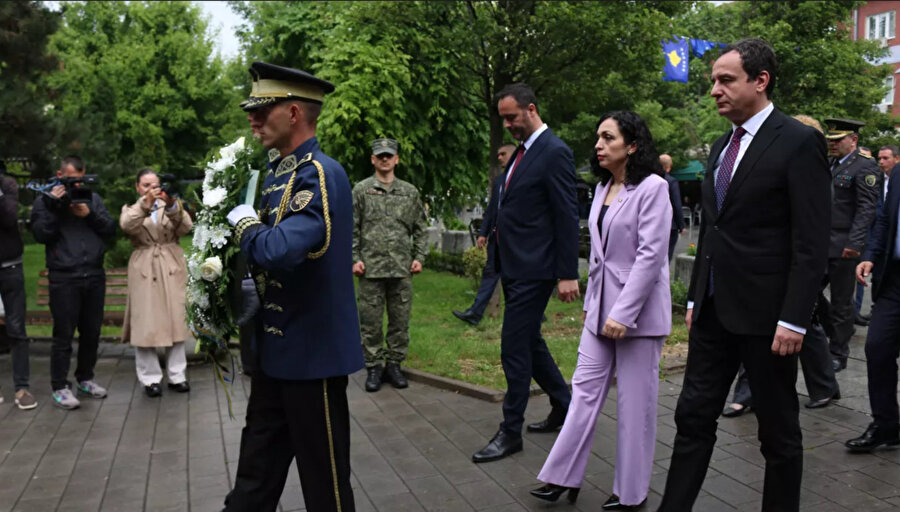 Düzenlenen törene Kosova Cumhurbaşkanı Vjosa Osmani, Meclis Başkanı Glauk Konjufca, Başbakan Albin Kurti ve üst düzey yetkililer katıldı.
