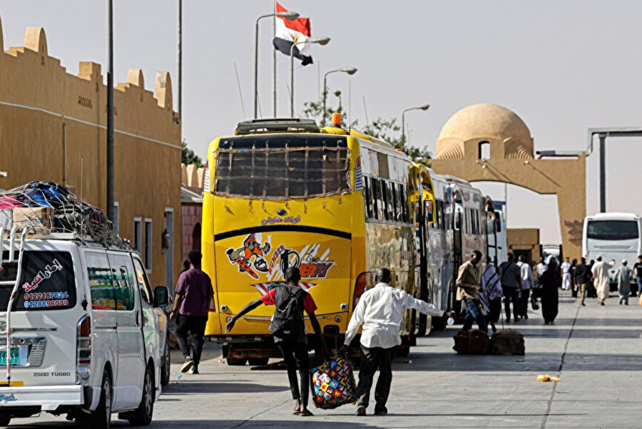 Mısır-Sudan sınırına kadar uzun bir yolculuk yapan insanlar, kötü koşullardan ve uzun bekleme sürelerinden şikayet ettiler.