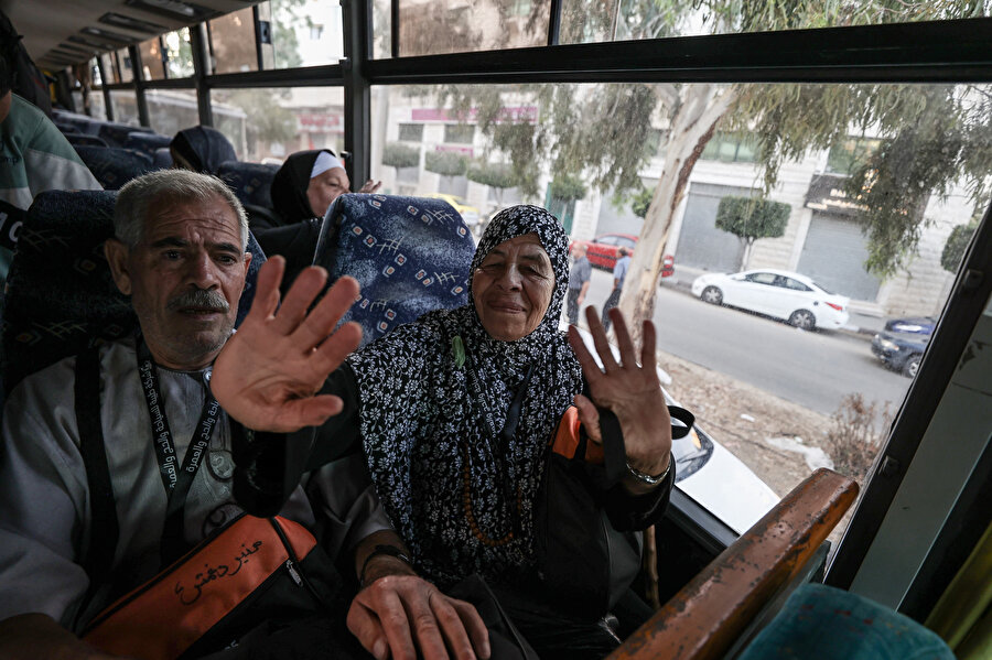 İlk hacı adayı kafilesi, Gazze kent merkezindeki Katibe Meydanı'nda toplandı.