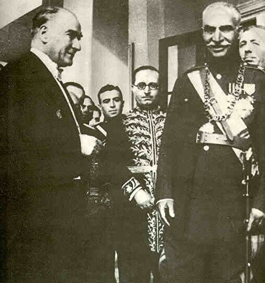 Rıza Şah (sağda), Türkiye ziyaretinin hemen ardından, ülkesi İran'ı modernleştirmeye soyunmuştu.