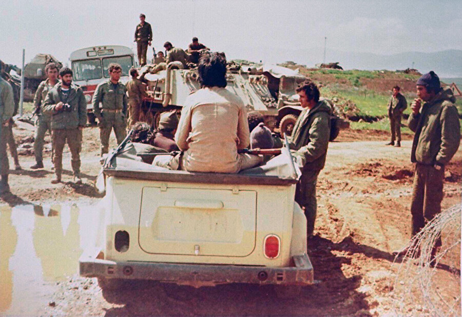 İşgal sırasında Lübnanlı Hristiyan askerî lider Saad Haddad ile görüşen İsrail askerleri.