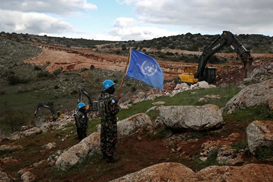 BM barış güçleri, Hizbullah tarafından inşa edilen ve Lübnan ile İsrail arasında BM tarafından çizilen Mavi Hattı geçen tünellerin İsrailli ekskavatörlerce yok edilirken izliyor, 13 Aralık 2019.